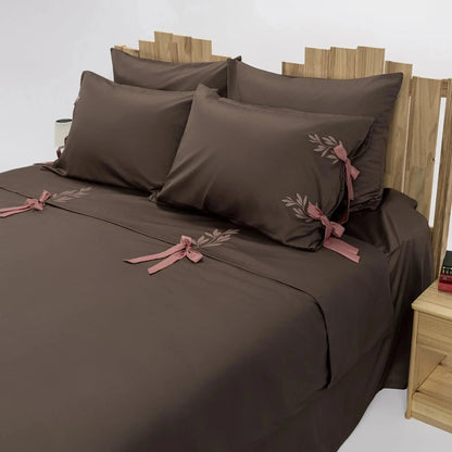 Lenjerie de pat 1 persoană Maro din bumbac satinat brodată cu motive florale, personalizabilă – POCAHONTAS CasaCrystal CasaCrystal