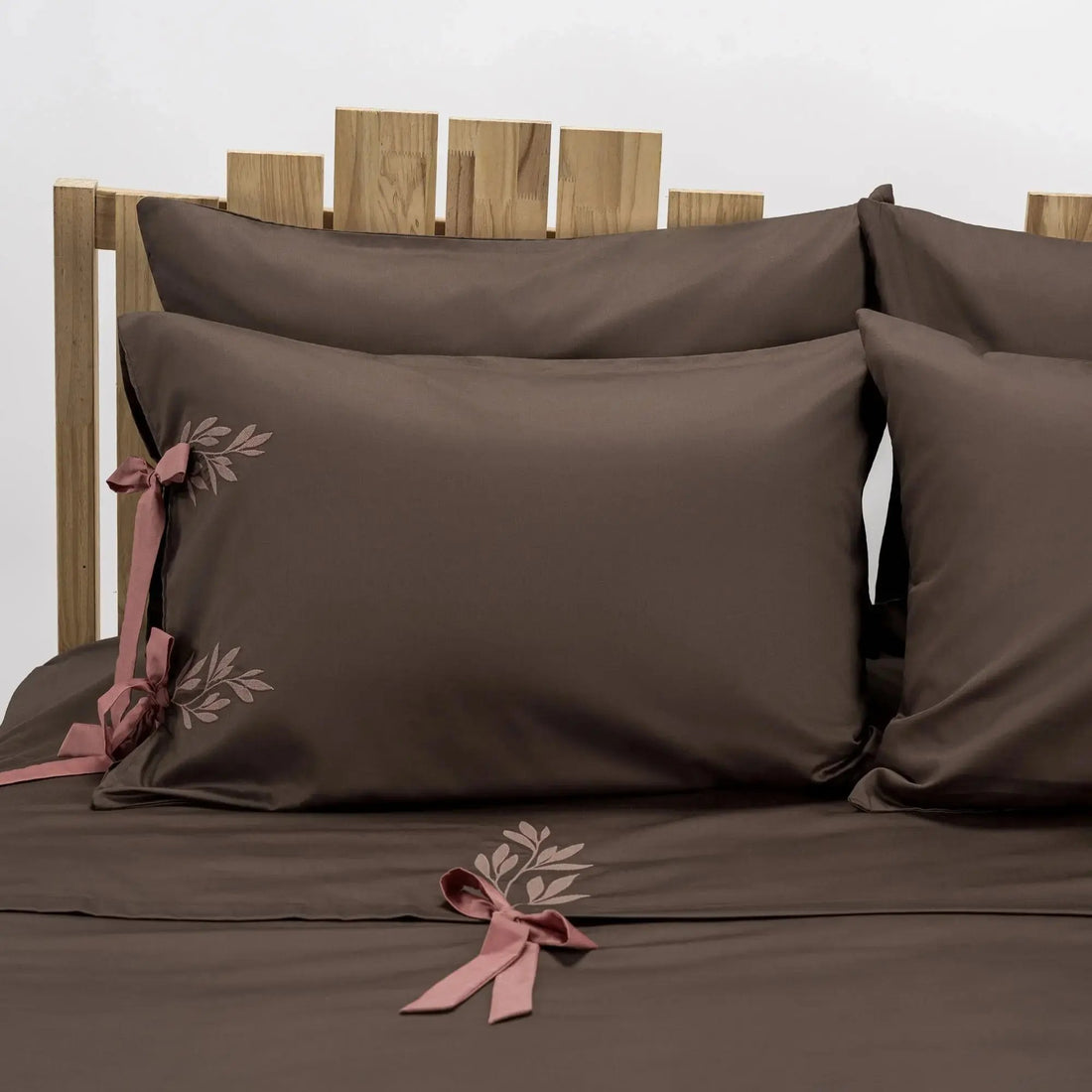 Lenjerie de pat 1 persoană Maro din bumbac satinat brodată cu motive florale, personalizabilă – POCAHONTAS CasaCrystal CasaCrystal