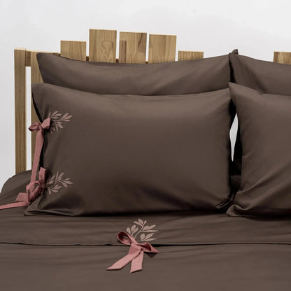 Lenjerie de pat 1 persoană Maro din bumbac satinat brodată cu motive florale, personalizabilă – POCAHONTAS CasaCrystal CasaCrystal