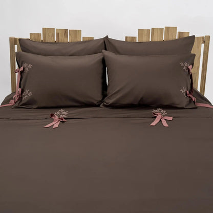 Lenjerie de pat 1 persoană Maro din bumbac satinat brodată cu motive florale, personalizabilă – POCAHONTAS CasaCrystal CasaCrystal