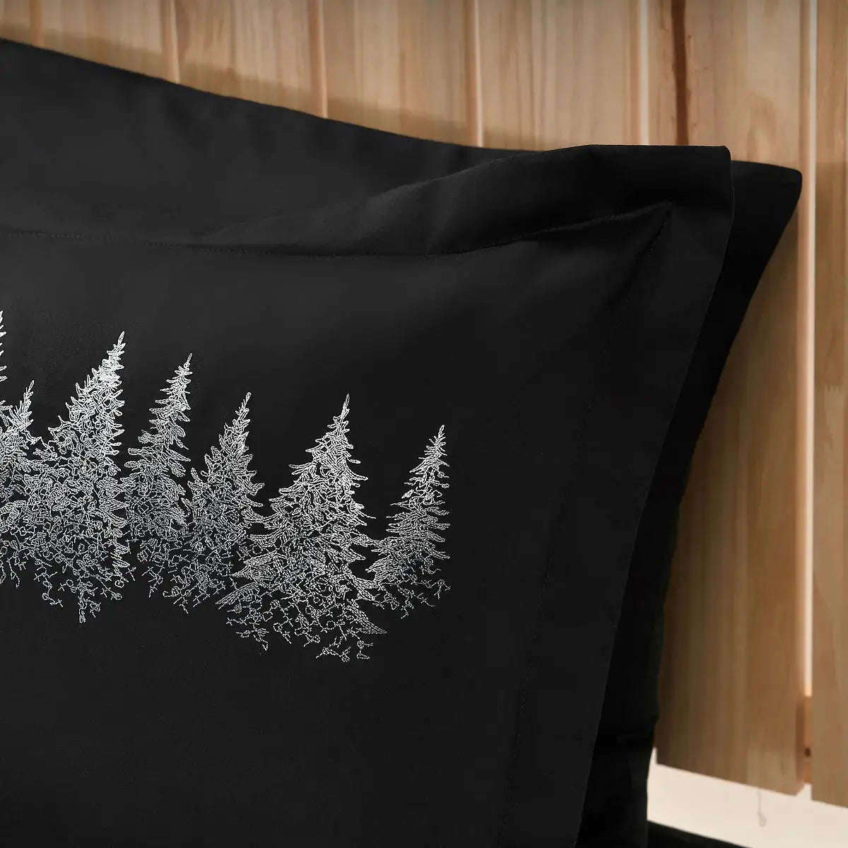 Detaliu broderie perna cu padure de brazi Dark Forest pe lenjeria de pat din bumbac 100% natural