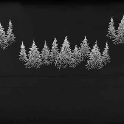 Detaliu broderie cu brazi Dark Forest pe lenjeria de pat din bumbac 100% natural