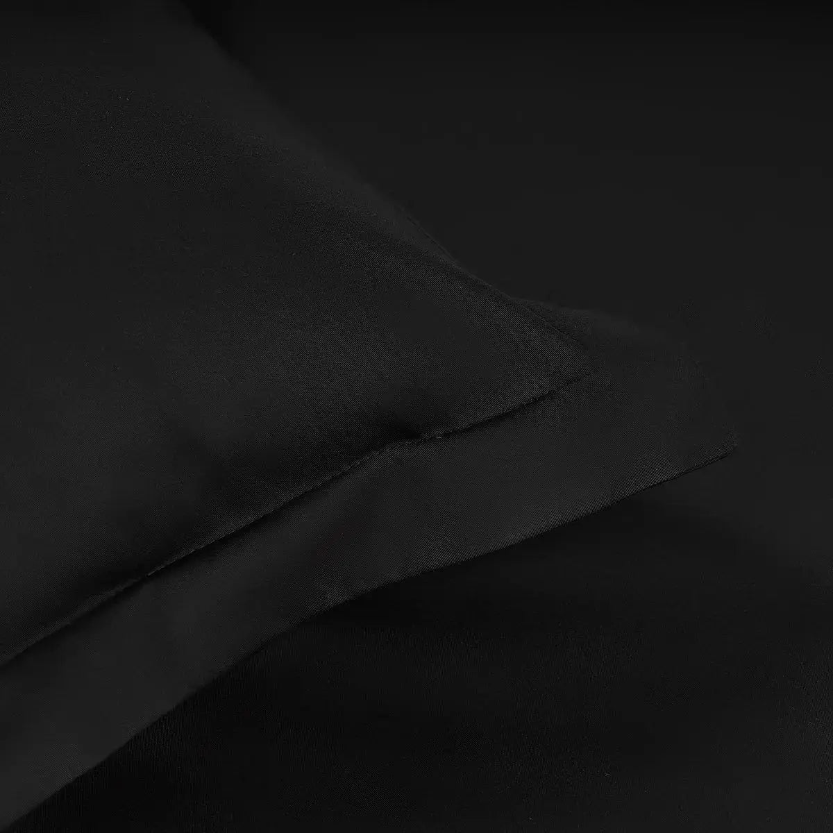 Design simple Dark Forest pe lenjeria neagra din bumbac 100% natural, aspect rafinat