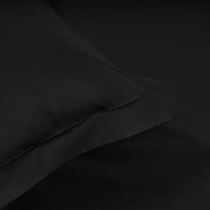 Design simple Dark Forest pe lenjeria neagra din bumbac 100% natural, aspect rafinat