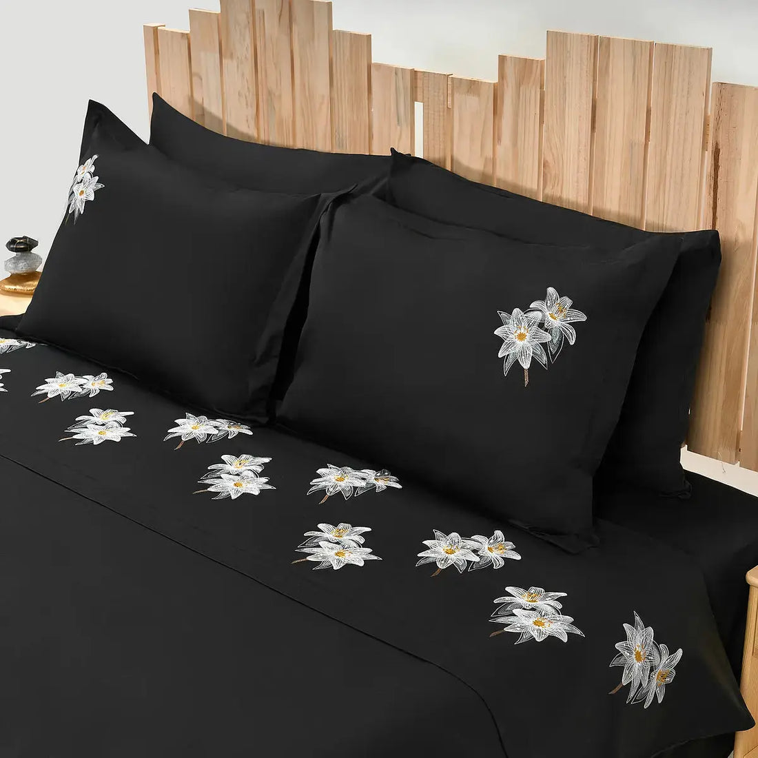 Lenjerie de pat Lily din bumbac 100% natural si broderie cu flori – Casa Crystal