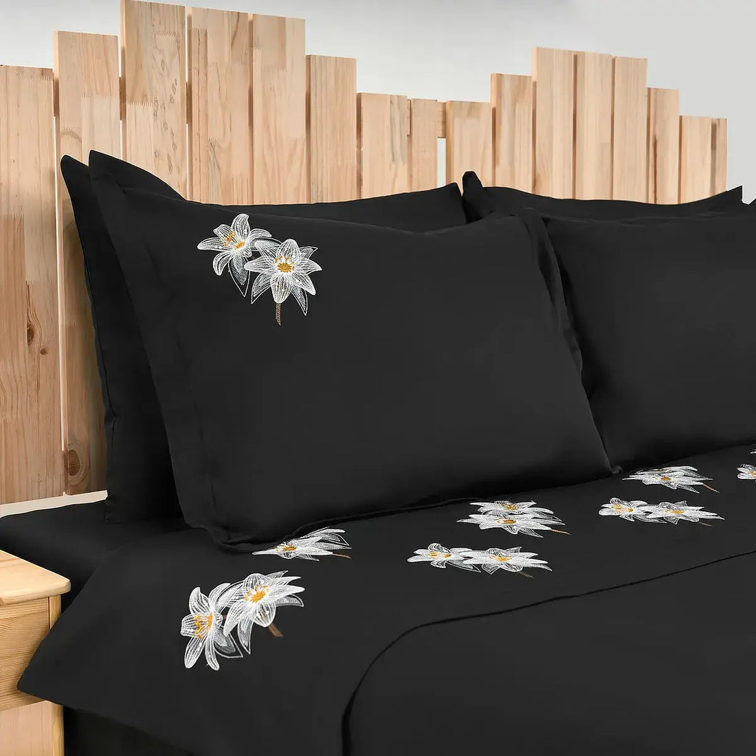 Fețe de pernă și cearceaf Lily din bumbac natural – design elegant cu flori brodate