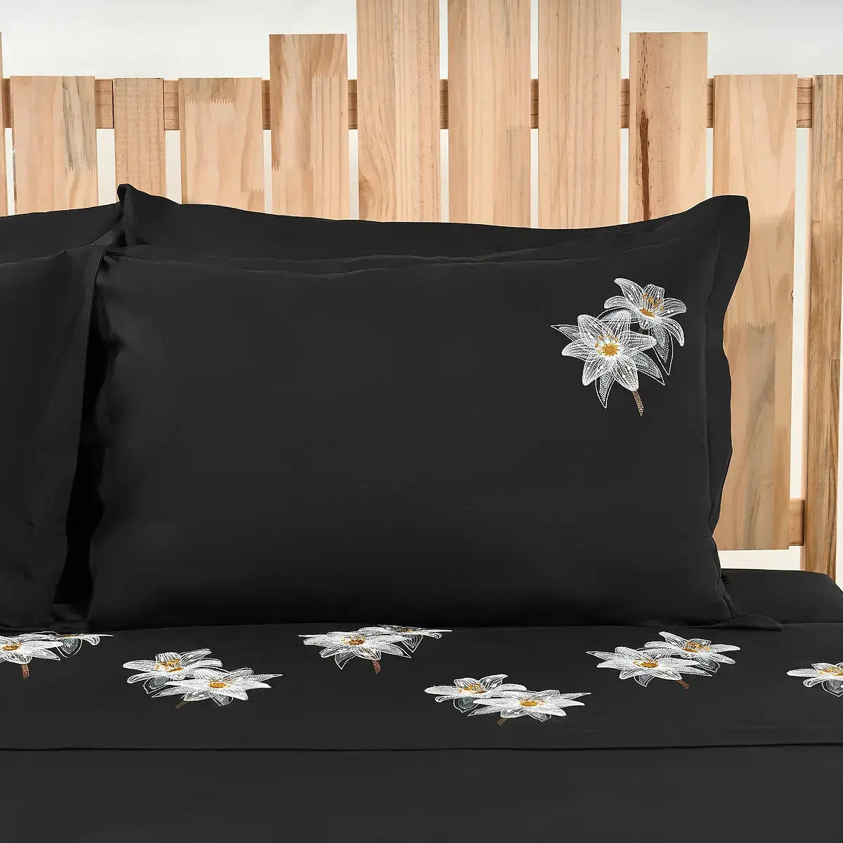 Detaliu broderie cu flori pe lenjeria de pat Lily din bumbac 100% natural