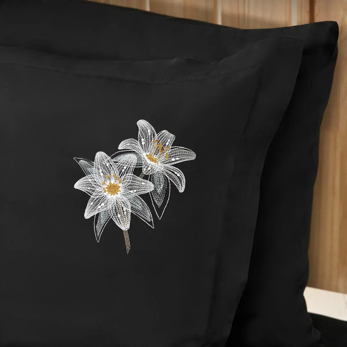 Detaliu brodat cu flori pe lenjeria de pat Lily din bumbac 100% natural negru