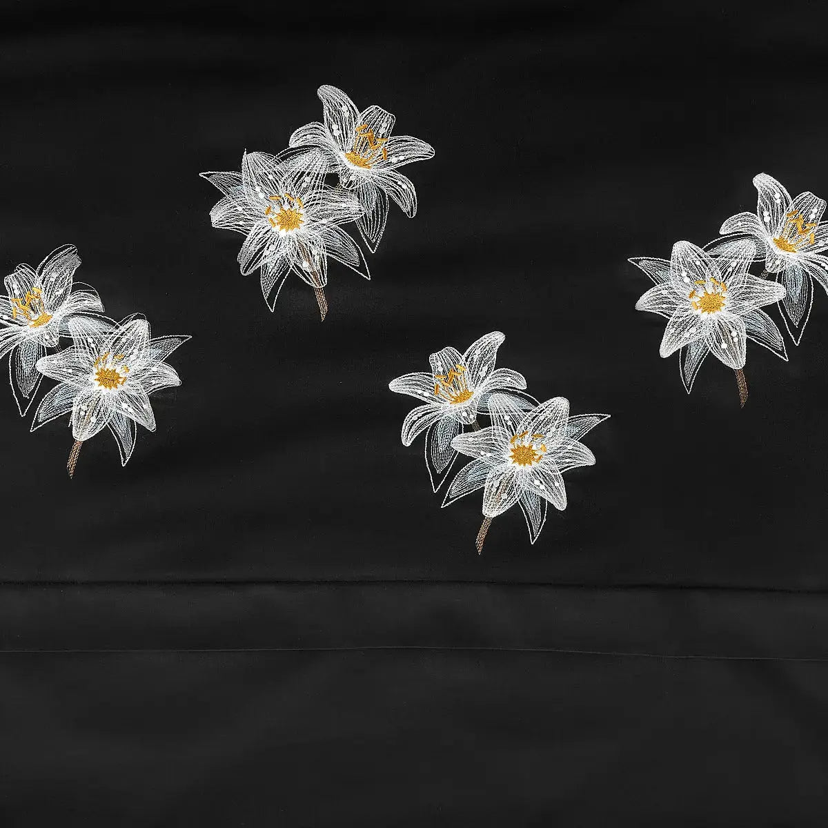 Detaliu broderie pe cearsaf cu flori pe lenjeria de pat Lily din bumbac 100% natural