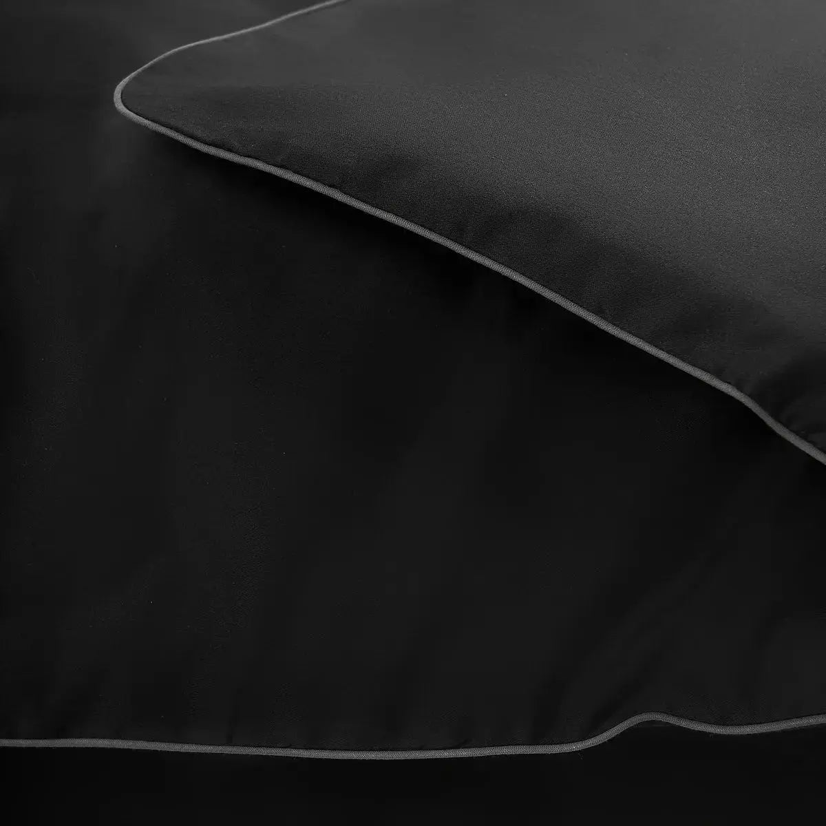 Detaliu textură bumbac 100% natural pe lenjeria de pat Elegant Black