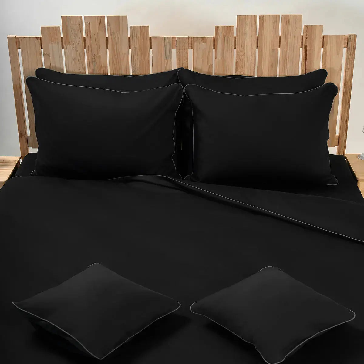 Lenjerie de pat Elegant Black prezentată pe pat matrimonial, material bumbac natural