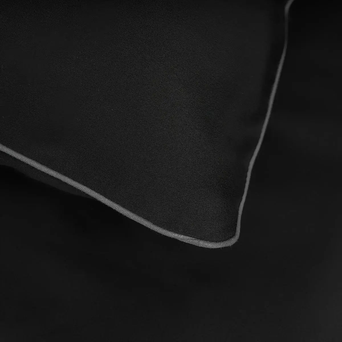 Textură fină din bumbac 100% natural pe lenjeria de pat Elegant Black pentru dormitor