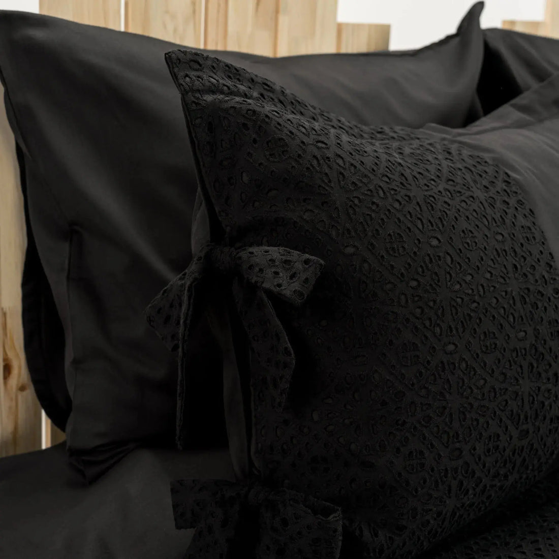 Lenjerie de pat 1 persoană Neagră din bumbac satinat dens și dantelă, personalizabilă – MALEFICENT CasaCrystal CasaCrystal