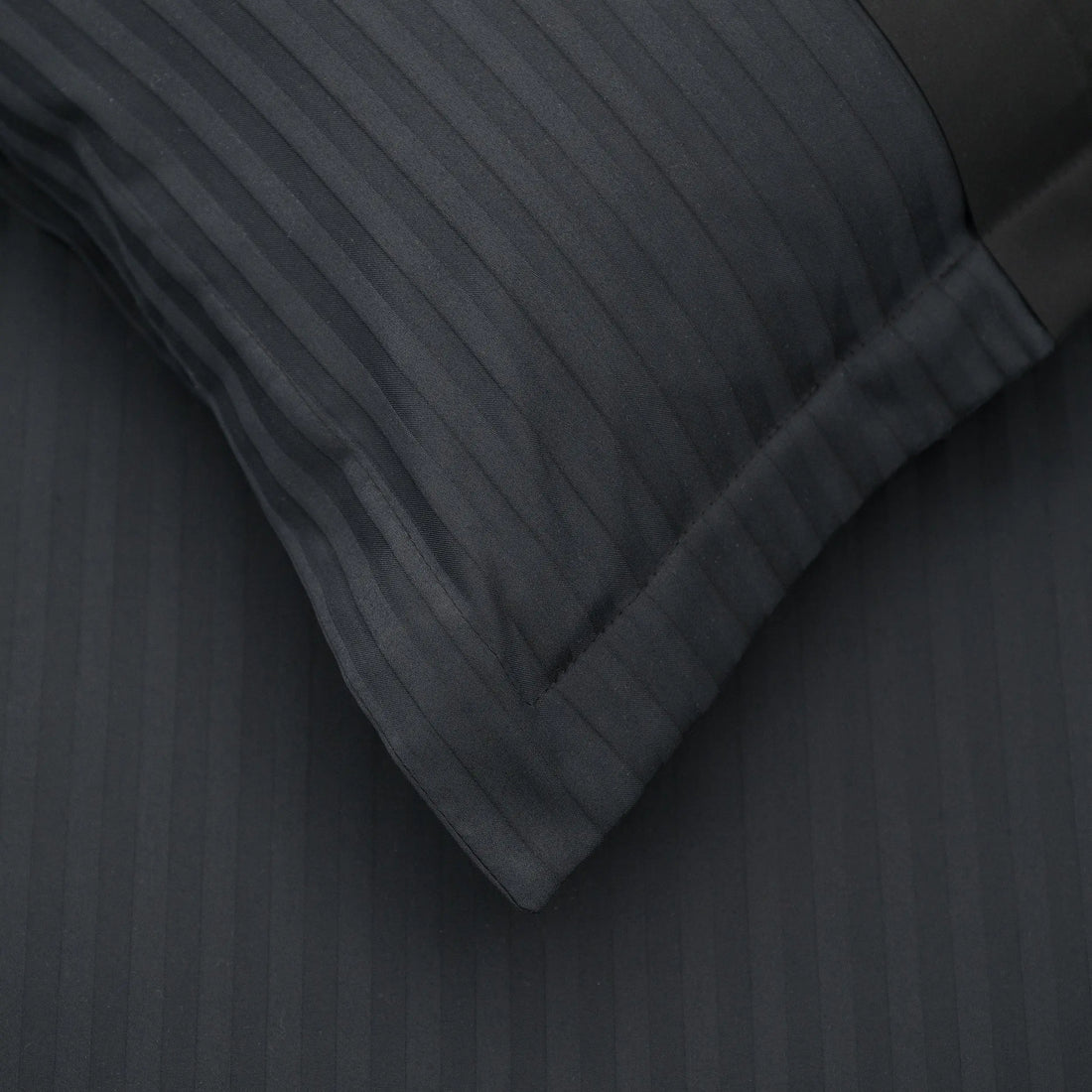 Lenjerie de pat 2 persoane Negru din Bumbac 100% satinat dens cu dungi, personalizabilă – BLACK STRIPES