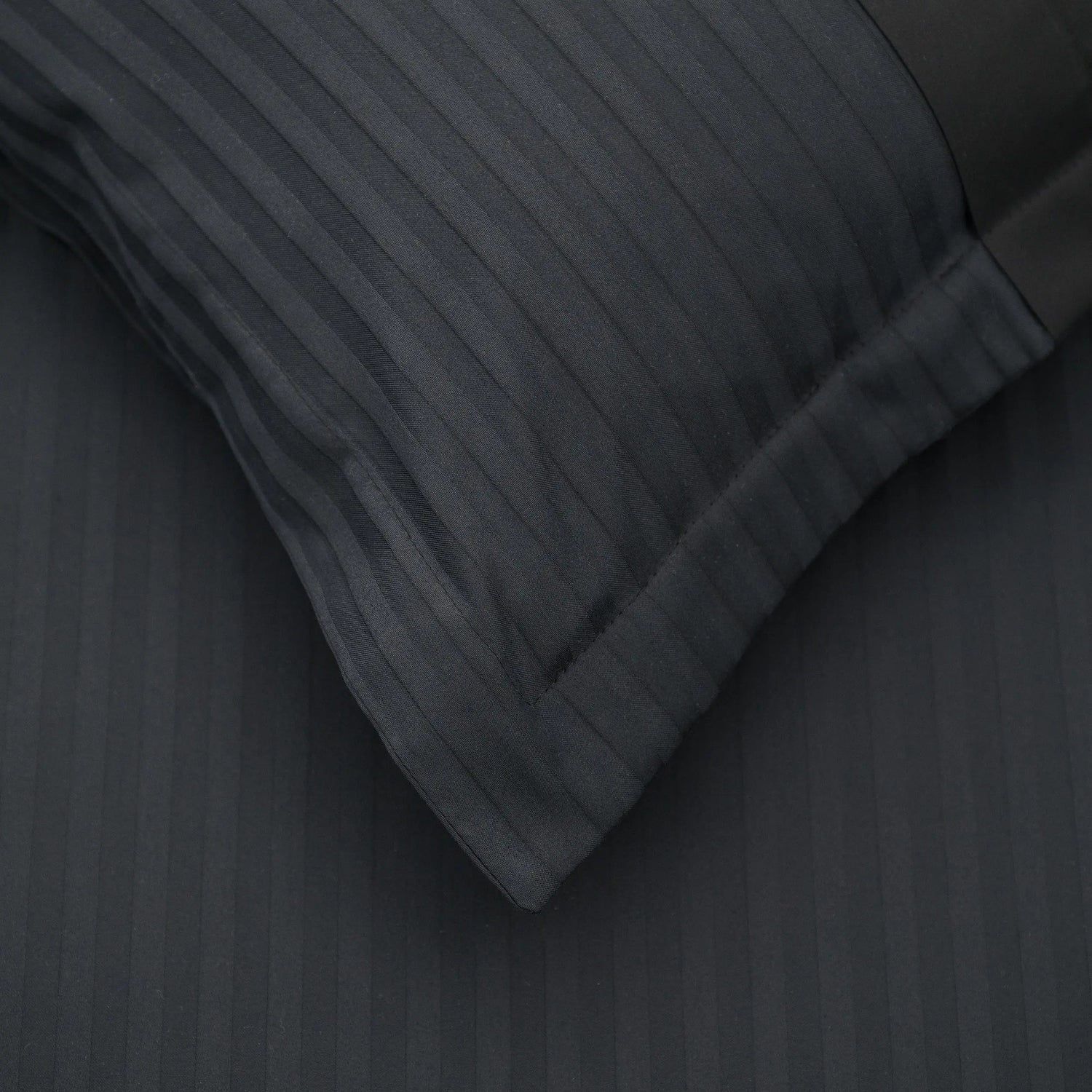 Lenjerie de pat 2 persoane Negru din Bumbac 100% satinat dens cu dungi, personalizabilă – BLACK STRIPES