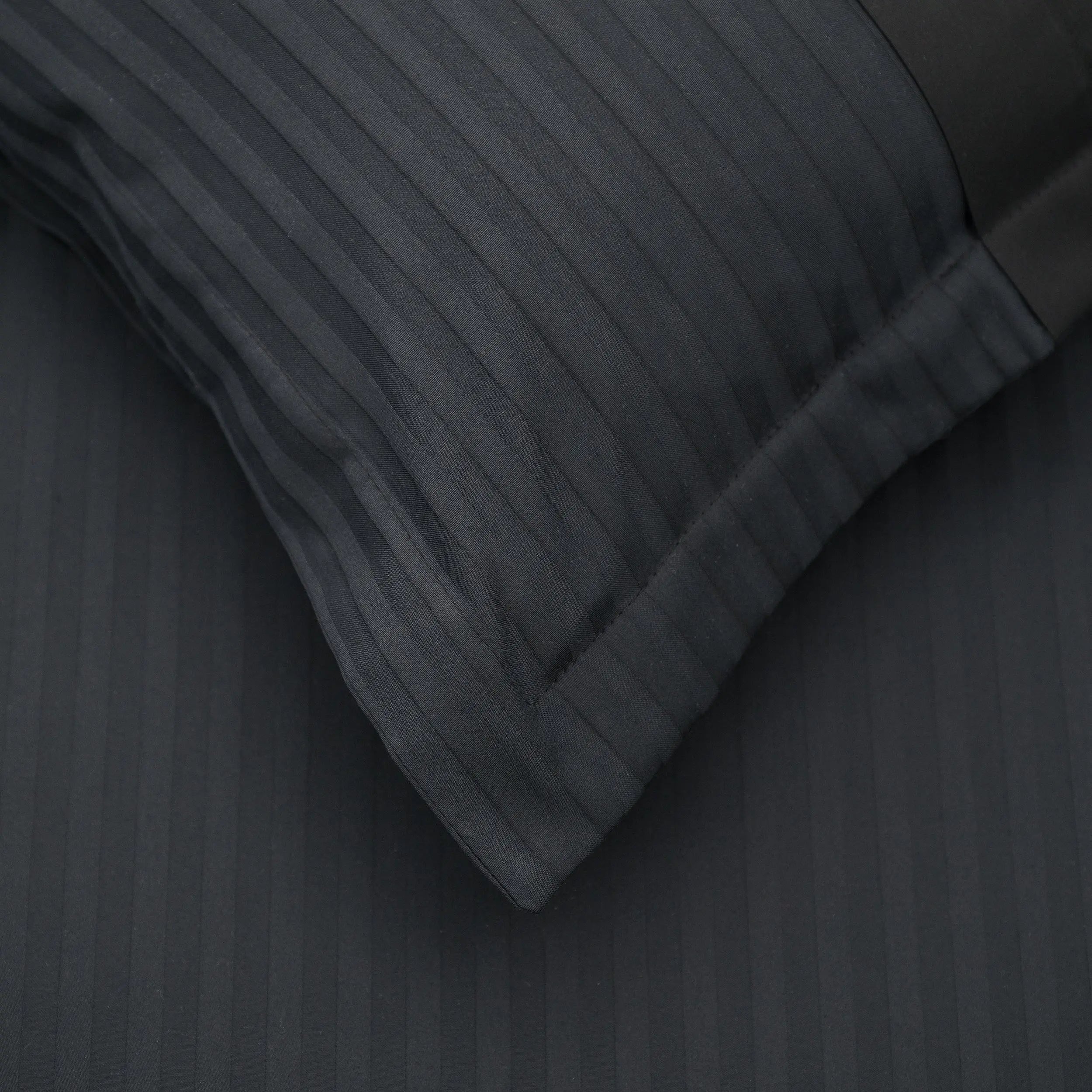 Lenjerie de pat 2 persoane Negru din Bumbac 100% satinat dens cu dungi, personalizabilă – BLACK STRIPES