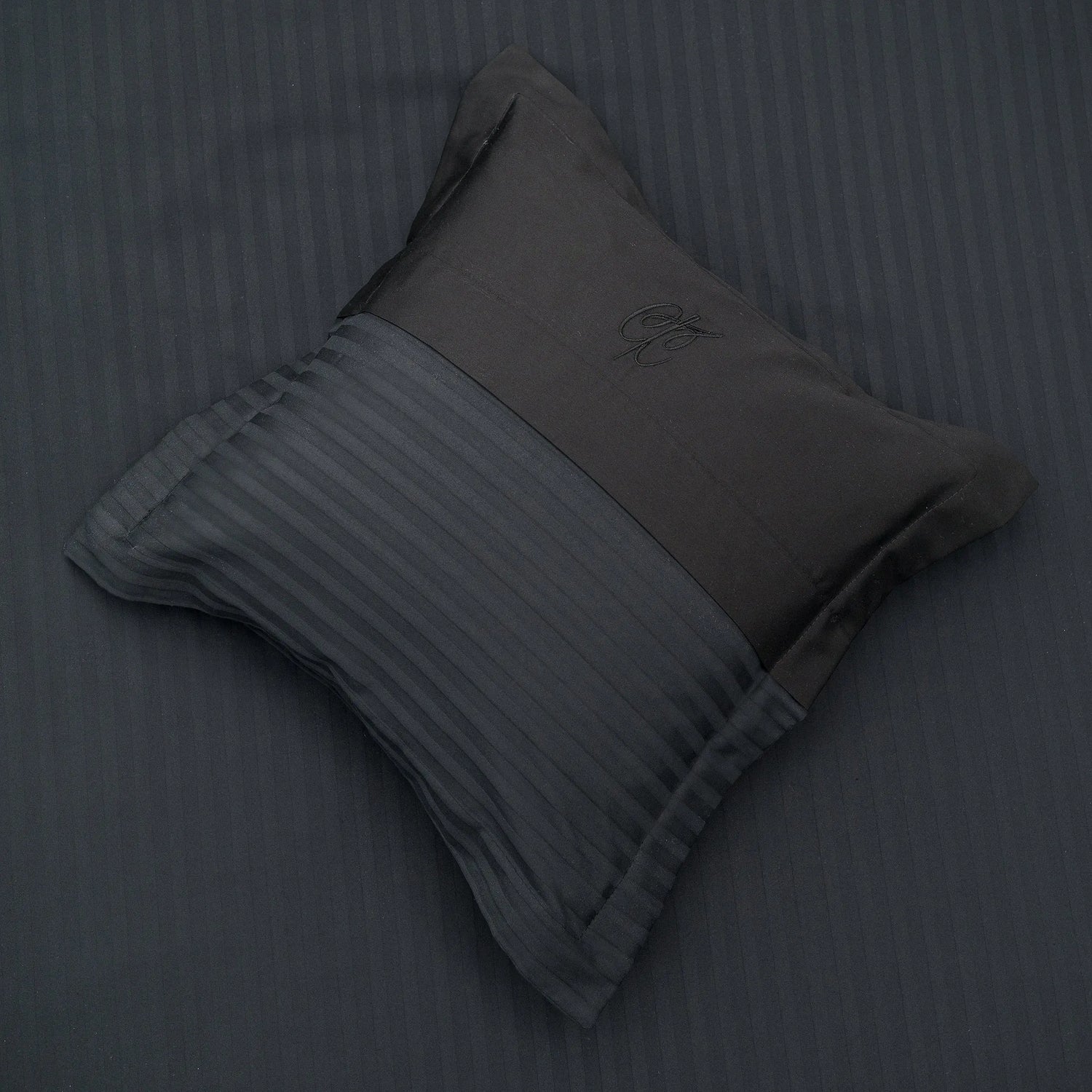 Lenjerie de pat 2 persoane Negru din Bumbac 100% satinat dens cu dungi, personalizabilă – BLACK STRIPES