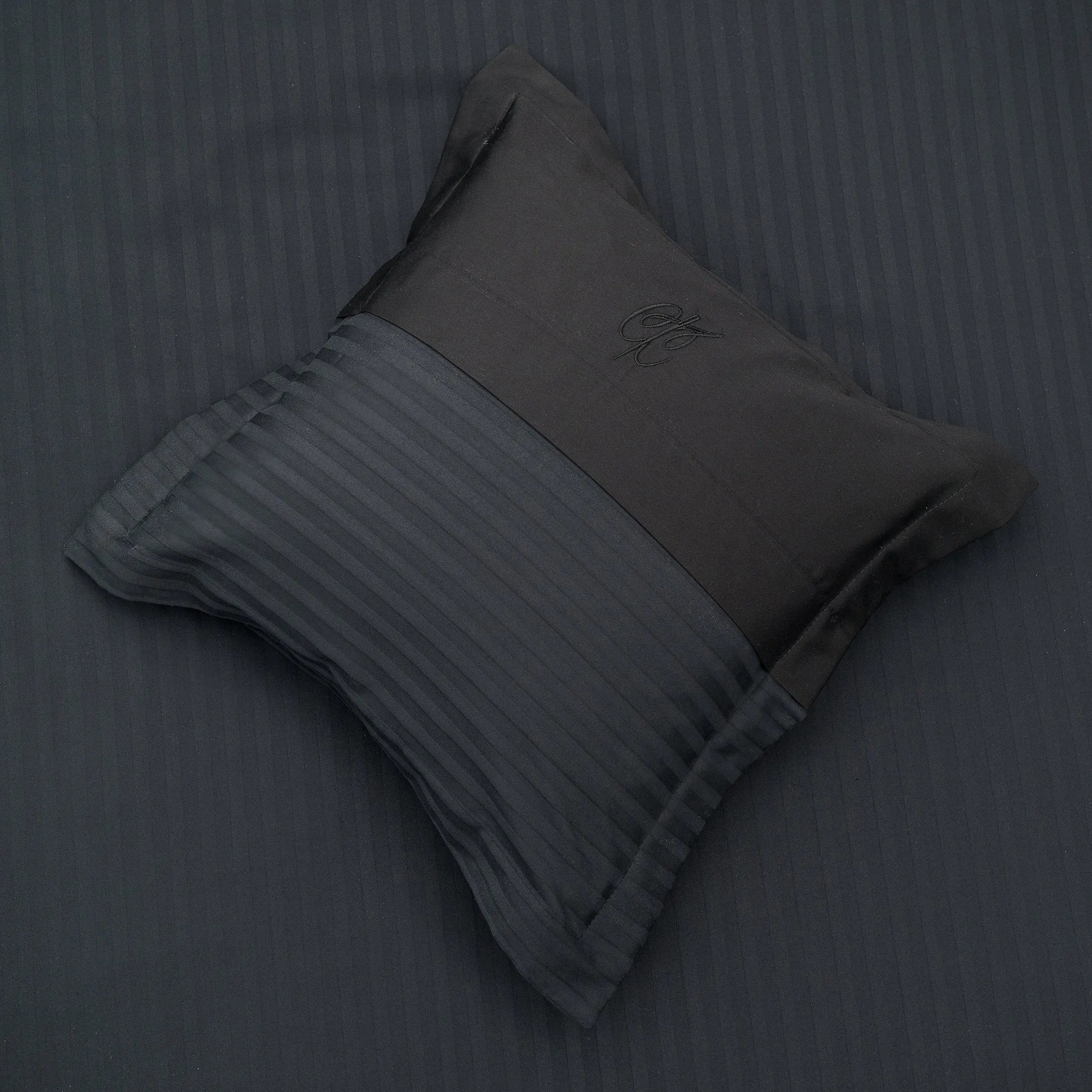 Lenjerie de pat 2 persoane Negru din Bumbac 100% satinat dens cu dungi, personalizabilă – BLACK STRIPES