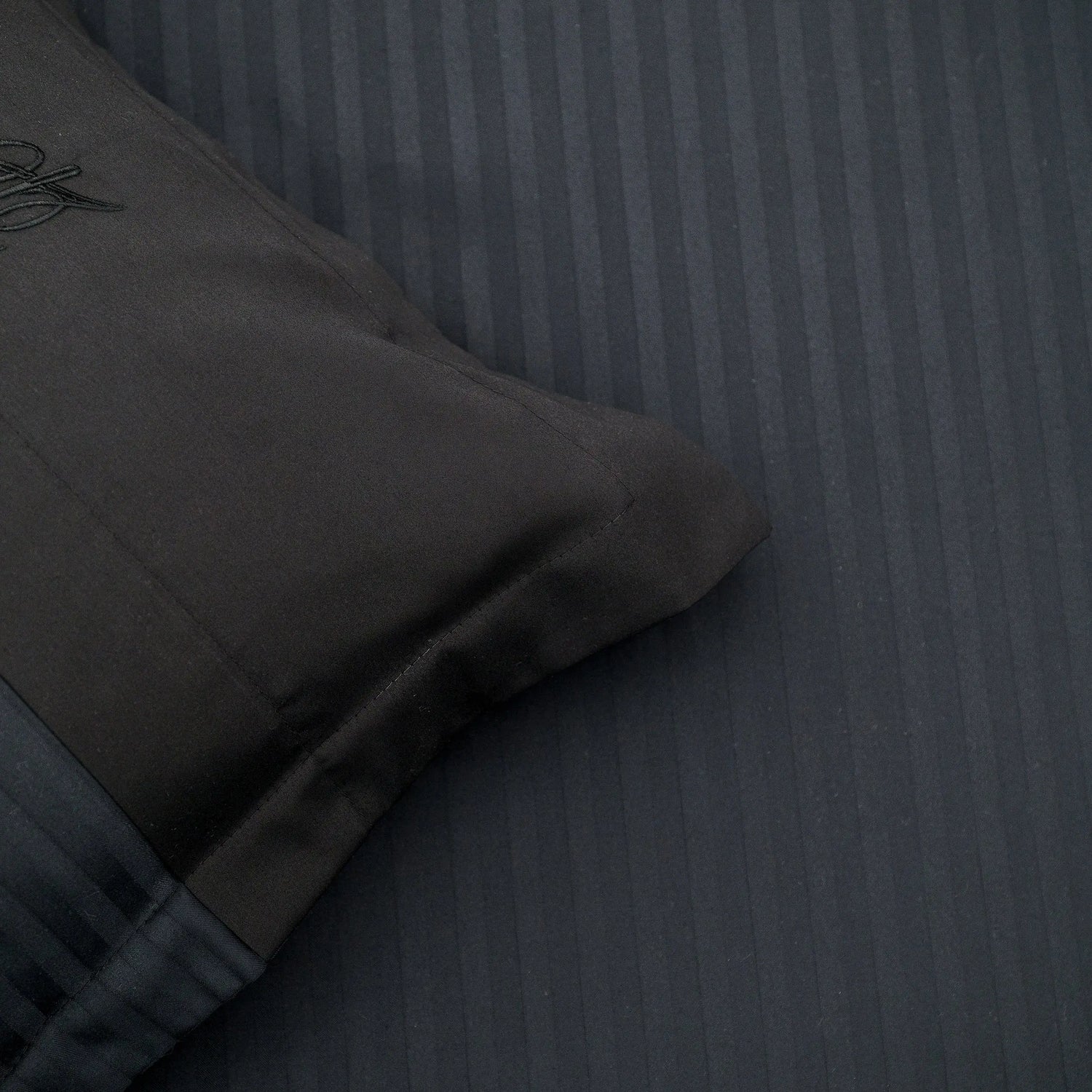 Lenjerie de pat 2 persoane Negru din Bumbac 100% satinat dens cu dungi, personalizabilă – BLACK STRIPES