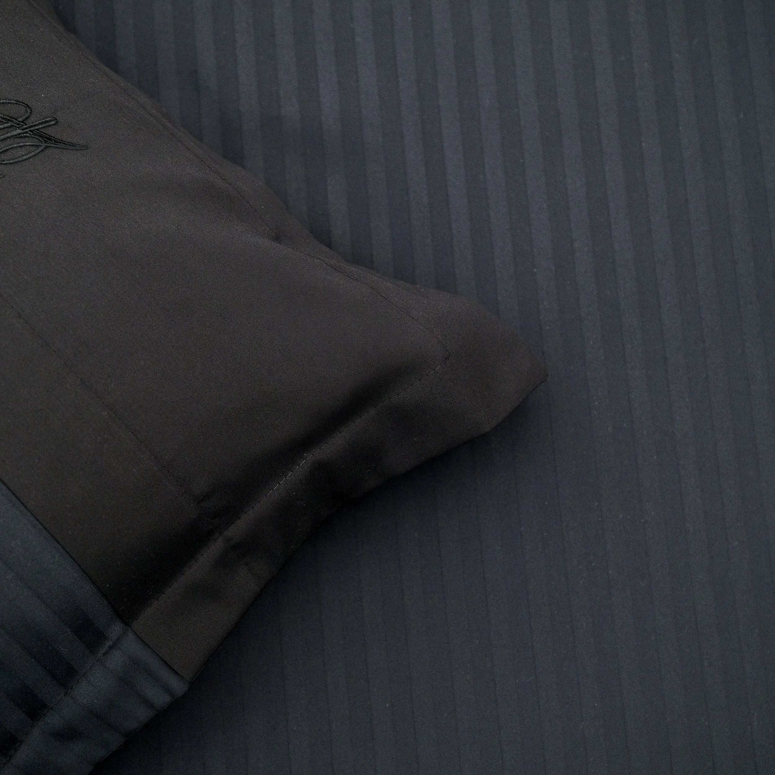 Lenjerie de pat 2 persoane Negru din Bumbac 100% satinat dens cu dungi, personalizabilă – BLACK STRIPES