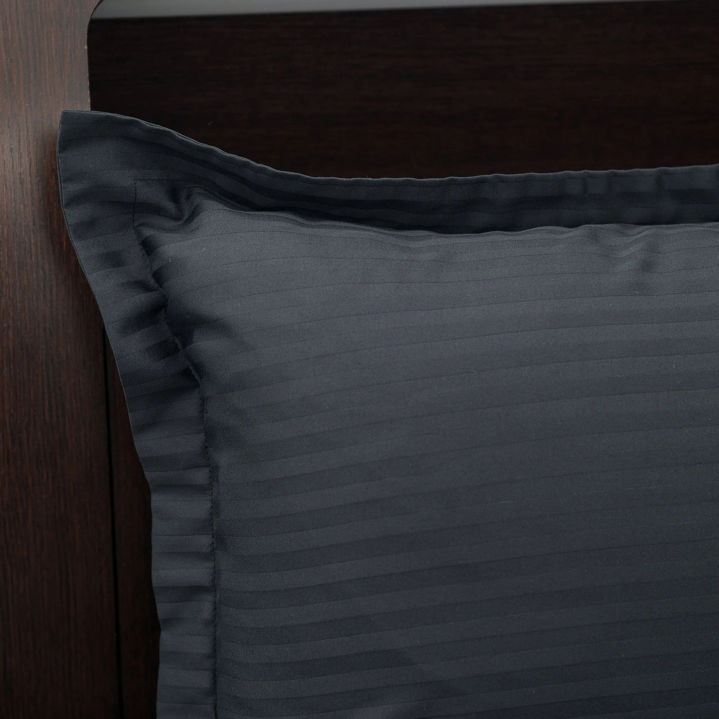 Lenjerie de pat 2 persoane Negru din Bumbac 100% satinat dens cu dungi, personalizabilă – BLACK STRIPES