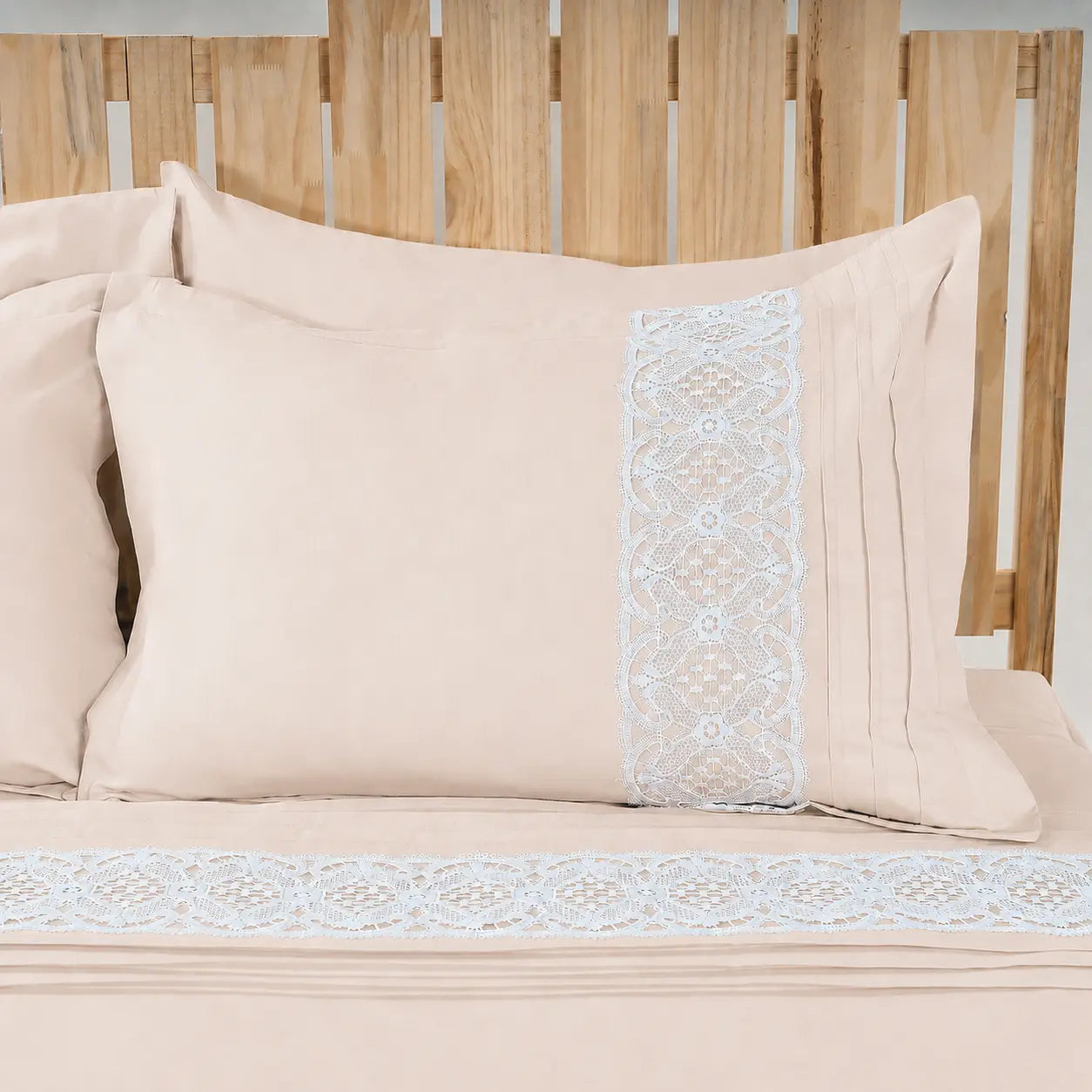 Lenjerie de pat 2 persoane Nude din Bumbac 100% satinat dens cu dantelă, personalizabilă – ADELA