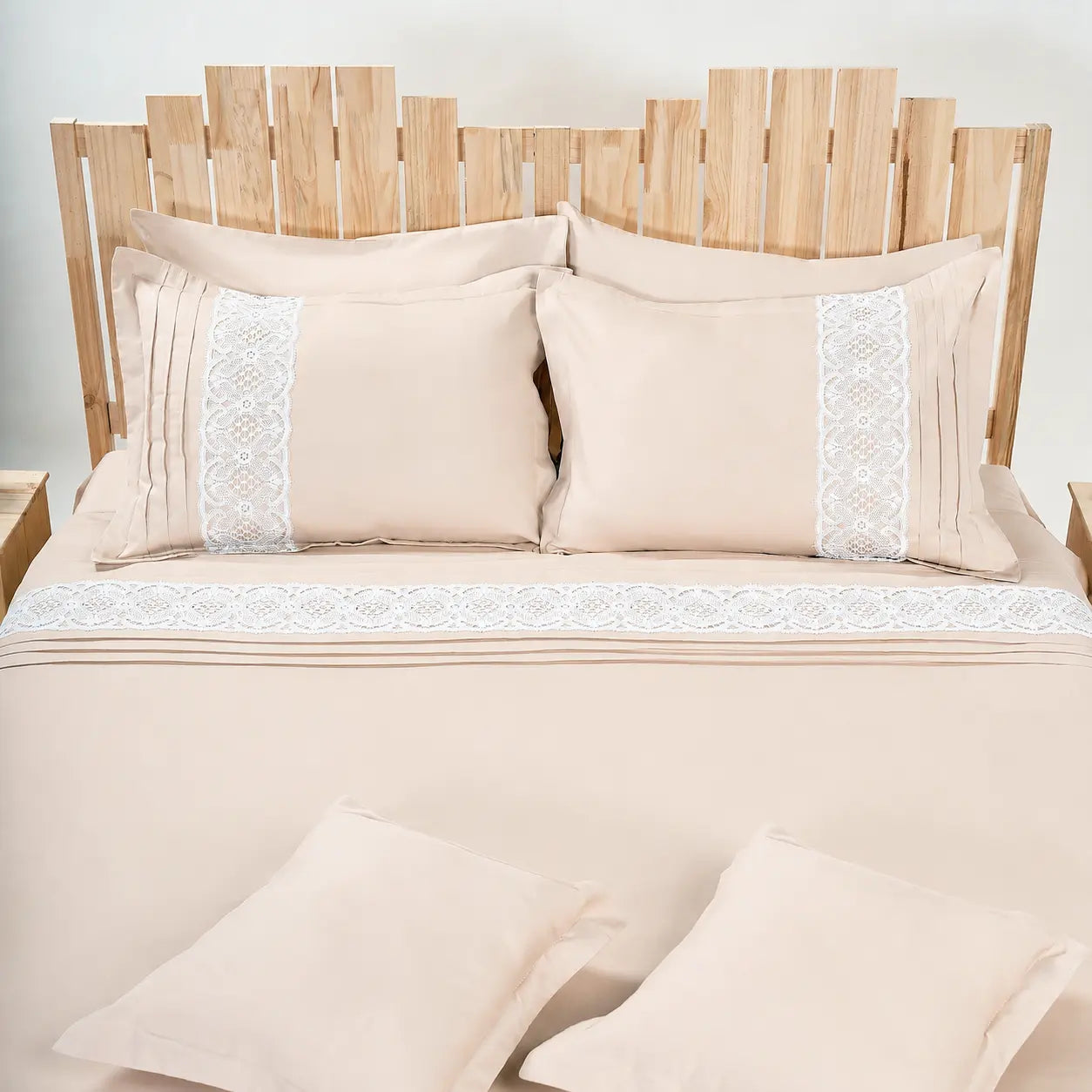 Lenjerie de pat 2 persoane Nude din Bumbac 100% satinat dens cu dantelă, personalizabilă – ADELA