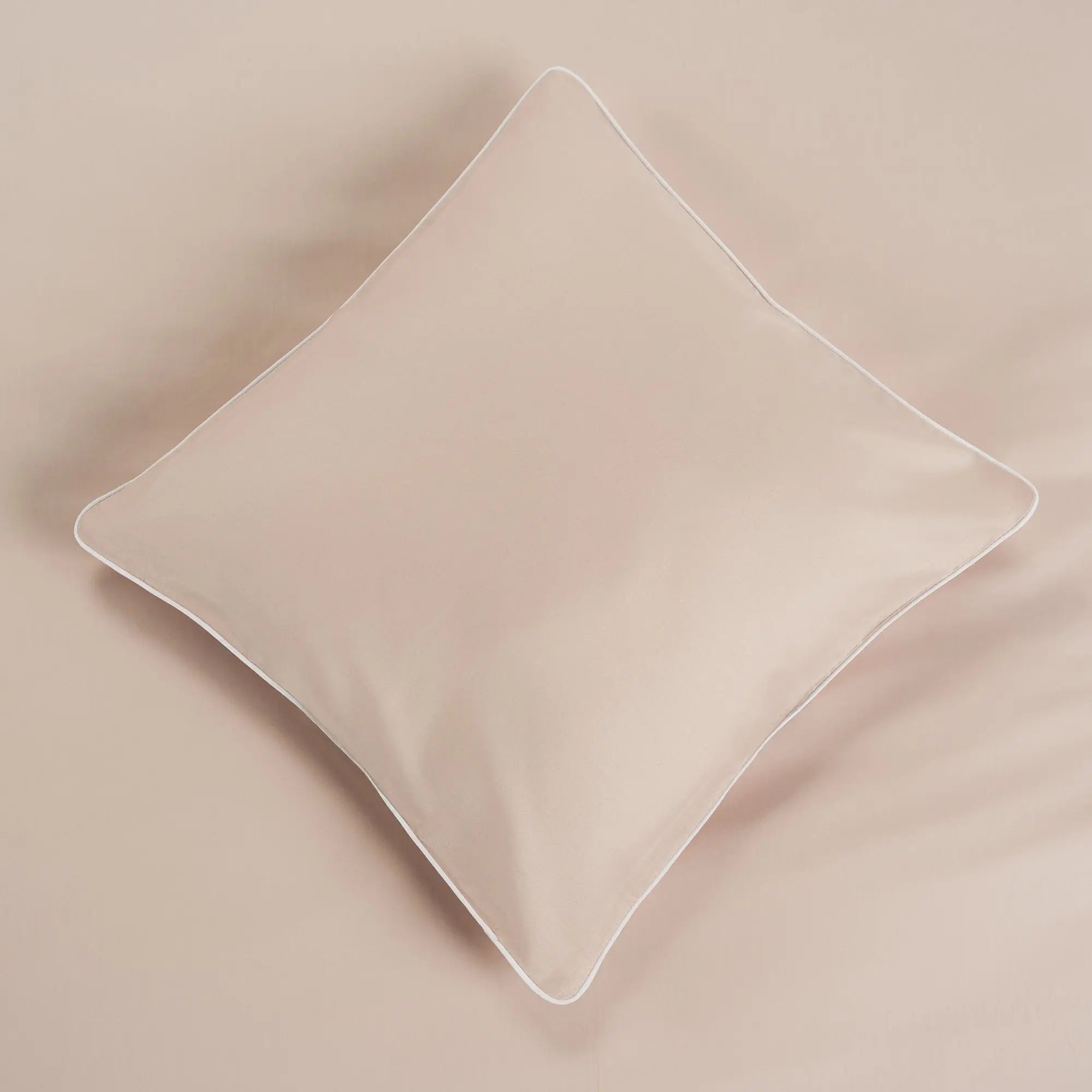 Lenjerie de pat 2 persoane Nude din bumbac satinat dens simplă, personalizabilă – ELEGANT NUDE CASA CRYSTAL CasaCrystal