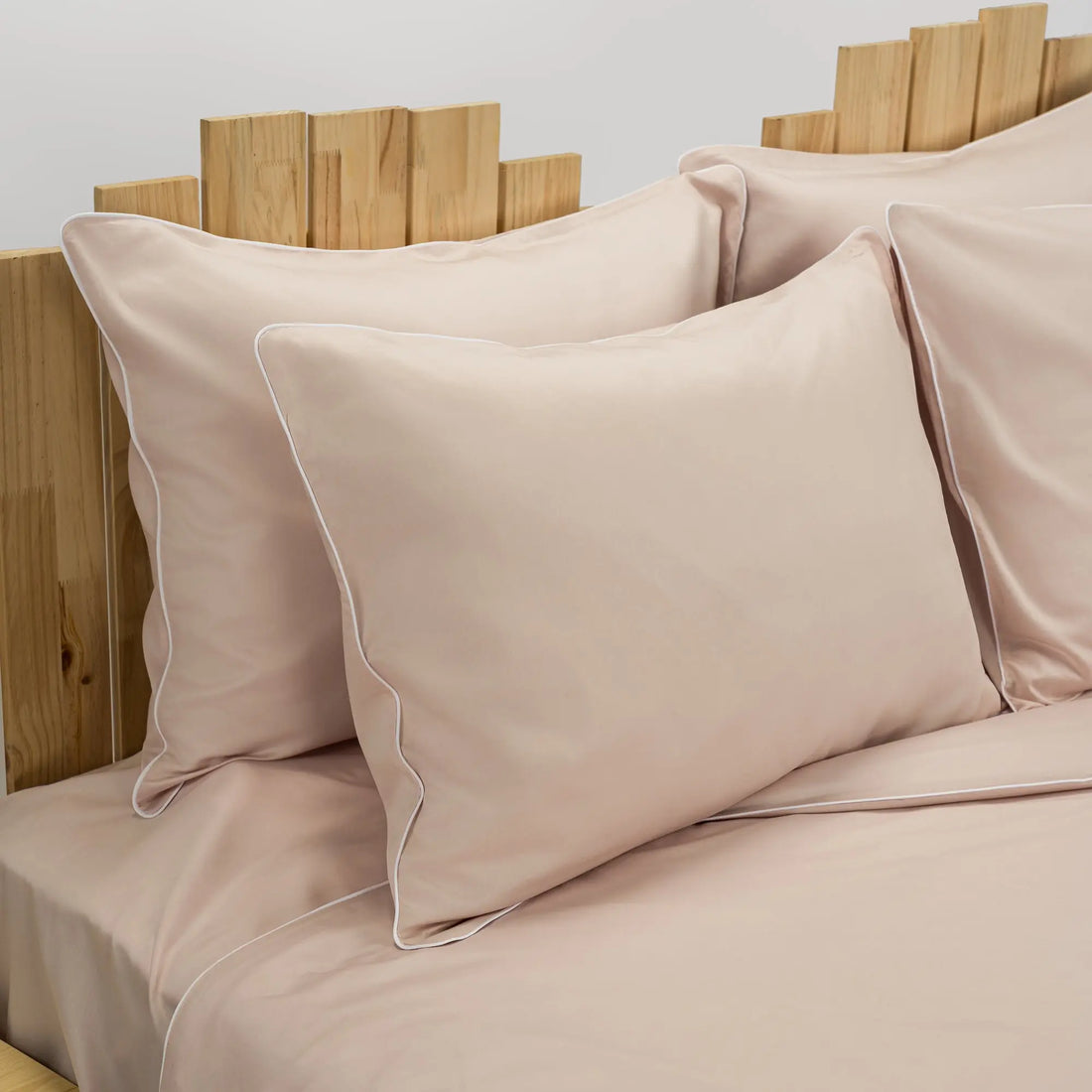 Lenjerie de pat 2 persoane Nude din bumbac satinat dens simplă, personalizabilă – ELEGANT NUDE CASA CRYSTAL CasaCrystal