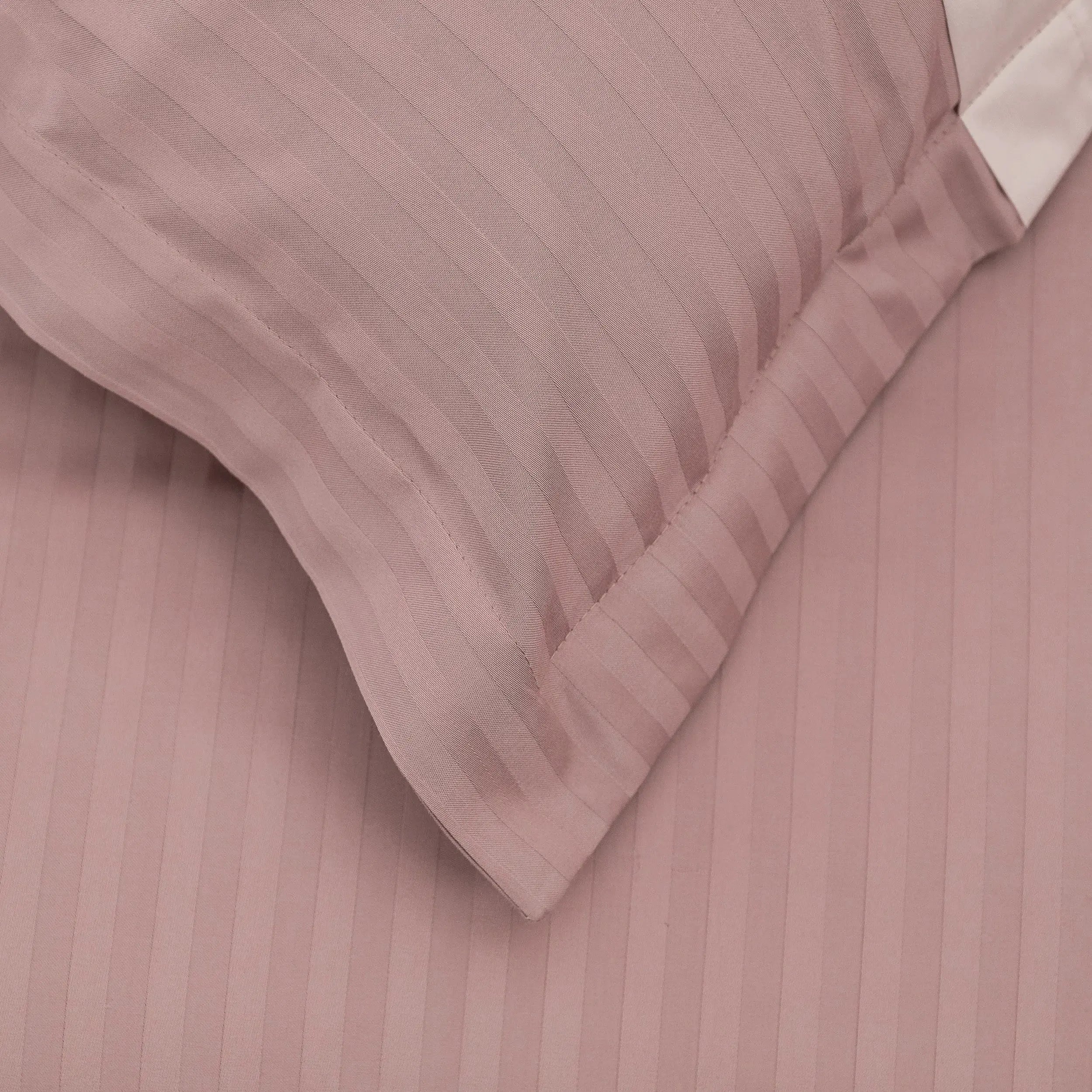 Lenjerie de pat 2 persoane Roz Pudrat din Bumbac 100% satinat dens cu dungi, personalizabilă – BLUSH STRIPES CASA CRYSTAL CasaCrystal