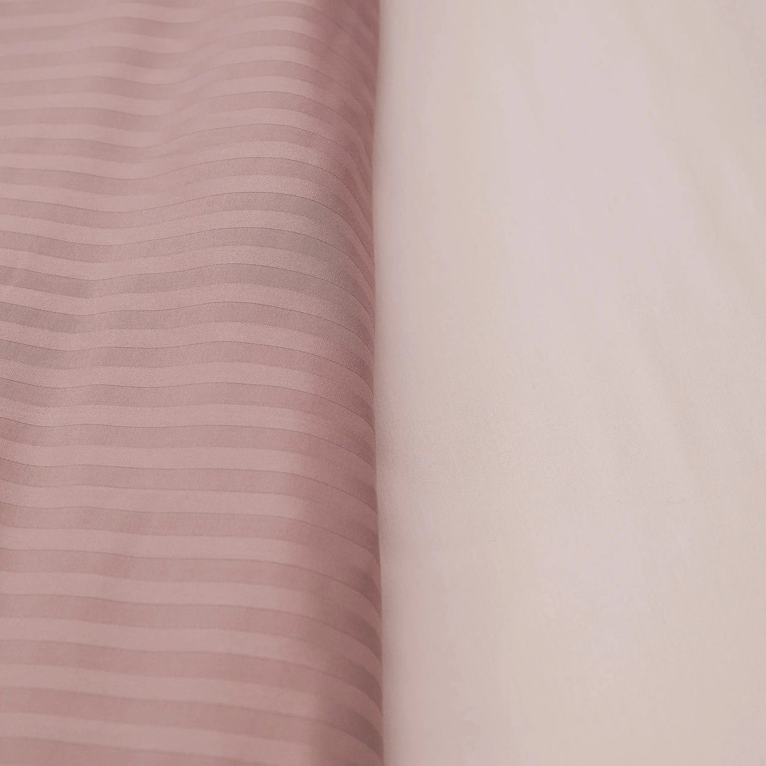 Lenjerie de pat 2 persoane Roz Pudrat din Bumbac 100% satinat dens cu dungi, personalizabilă – BLUSH STRIPES CASA CRYSTAL CasaCrystal