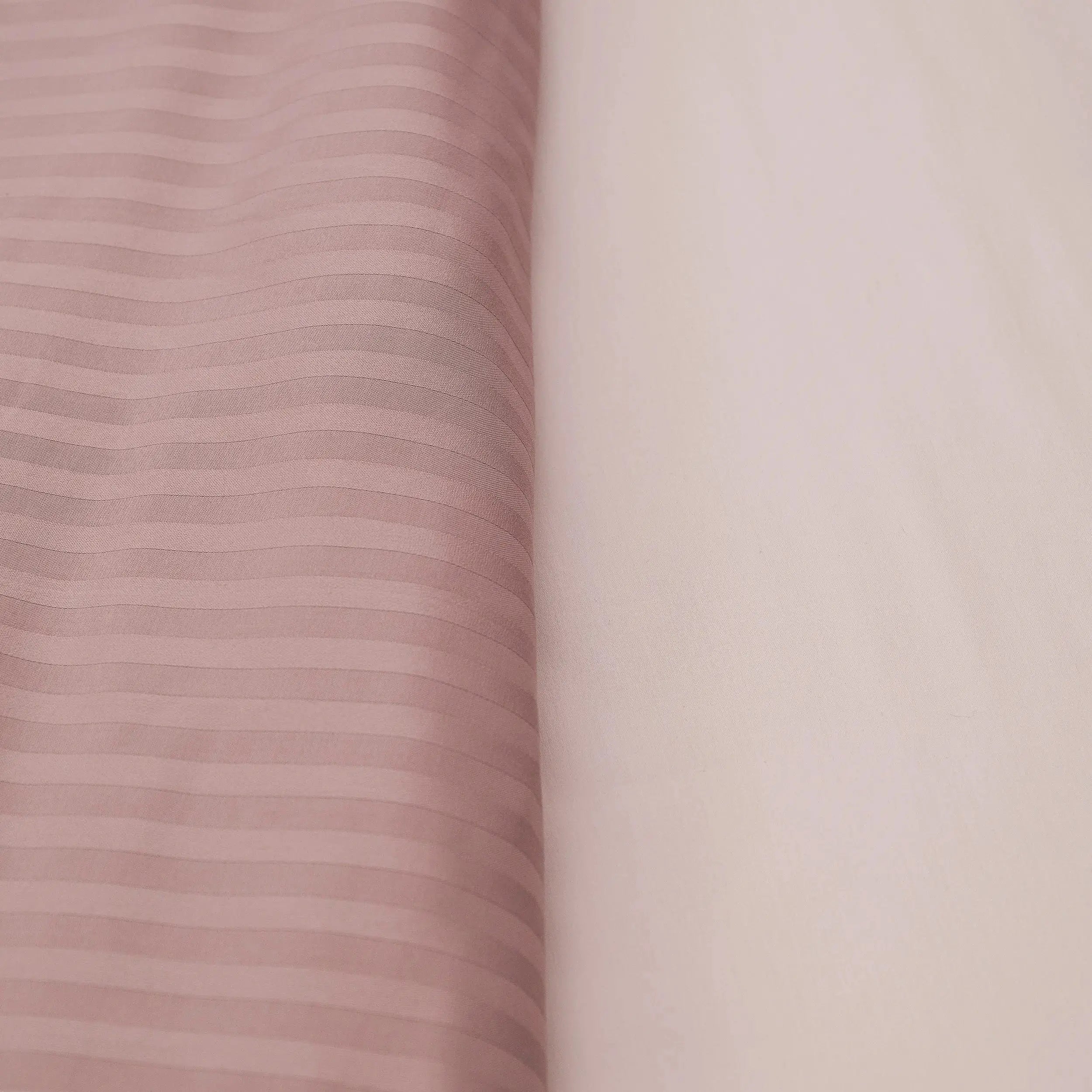 Lenjerie de pat 2 persoane Roz Pudrat din Bumbac 100% satinat dens cu dungi, personalizabilă – BLUSH STRIPES CASA CRYSTAL CasaCrystal