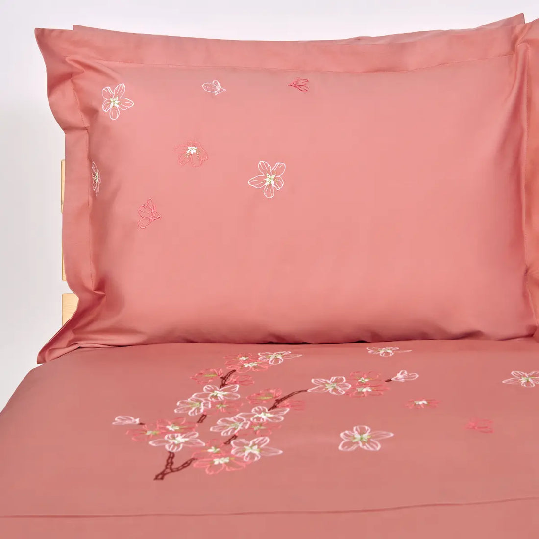 Lenjerie de pat 2 persoane Roz din Bumbac 100% satinat dens, brodată cu motive florale, personalizabilă – CHERRY BLOSSOM