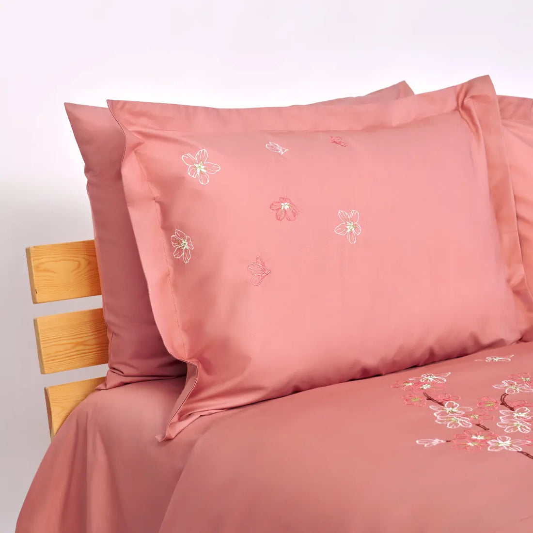 Lenjerie de pat 1 persoană Roz din bumbac satinat dens brodată cu motive florale, personalizabilă – CHERRY BLOSSOM