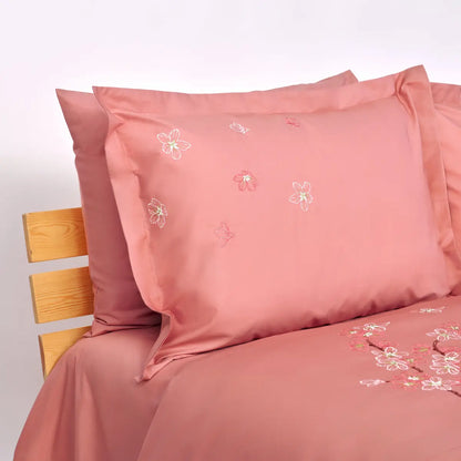 Lenjerie de pat 2 persoane Roz din Bumbac 100% satinat dens, brodată cu motive florale, personalizabilă – CHERRY BLOSSOM