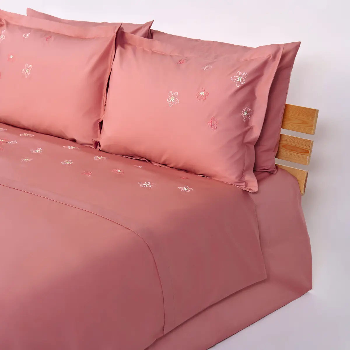 Lenjerie de pat 2 persoane Roz din Bumbac 100% satinat dens, brodată cu motive florale, personalizabilă – CHERRY BLOSSOM