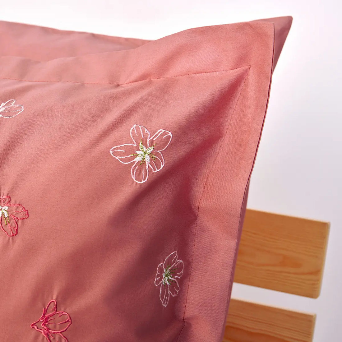 Lenjerie de pat 1 persoană Roz din bumbac satinat dens brodată cu motive florale, personalizabilă – CHERRY BLOSSOM