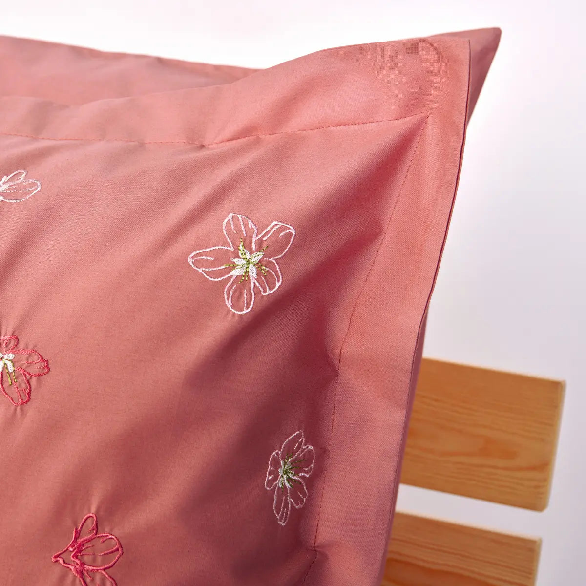 Lenjerie de pat 2 persoane Roz din Bumbac 100% satinat dens, brodată cu motive florale, personalizabilă – CHERRY BLOSSOM