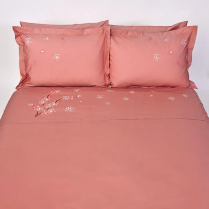 Lenjerie de pat 2 persoane Roz din Bumbac 100% satinat dens, brodată cu motive florale, personalizabilă – CHERRY BLOSSOM