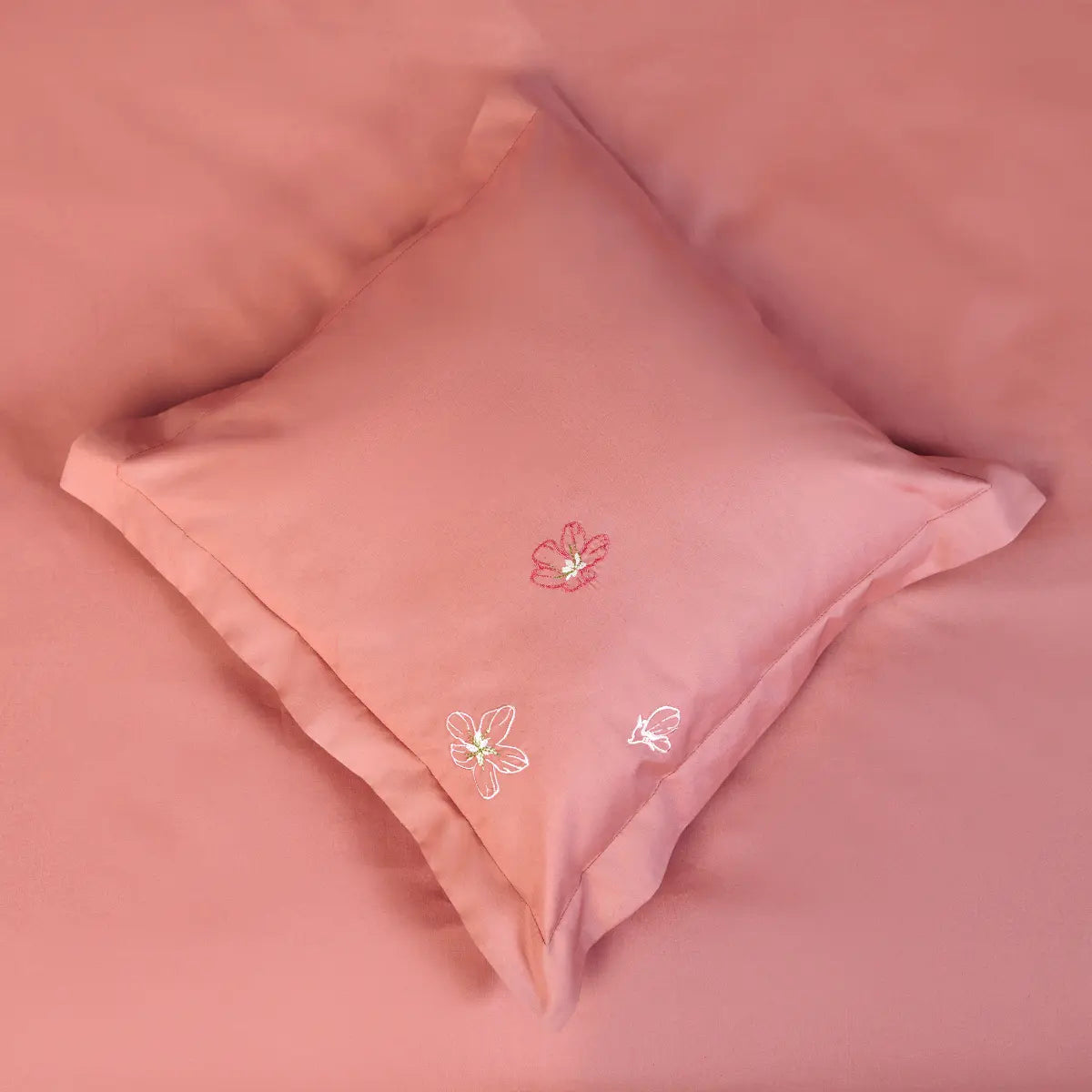 Lenjerie de pat 2 persoane Roz din Bumbac 100% satinat dens, brodată cu motive florale, personalizabilă – CHERRY BLOSSOM
