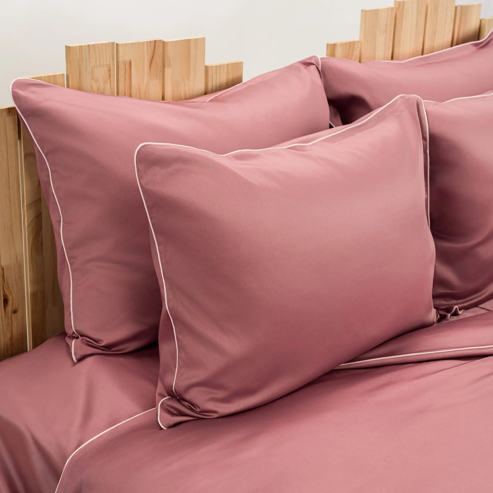 Lenjerie de pat 2 persoane Roz din Bumbac 100% satinat dens, cu margine roz, personalizabilă – ELEGANT PINK