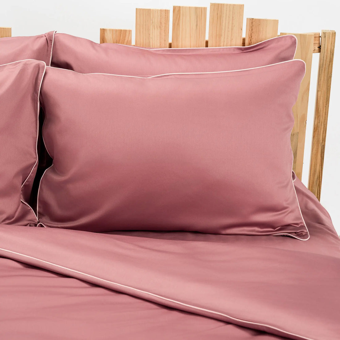 Lenjerie de pat 2 persoane Roz din Bumbac 100% satinat dens, cu margine roz, personalizabilă – ELEGANT PINK