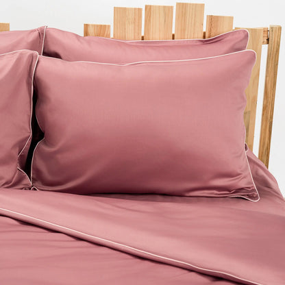 Lenjerie de pat 2 persoane Roz din Bumbac 100% satinat dens, cu margine roz, personalizabilă – ELEGANT PINK