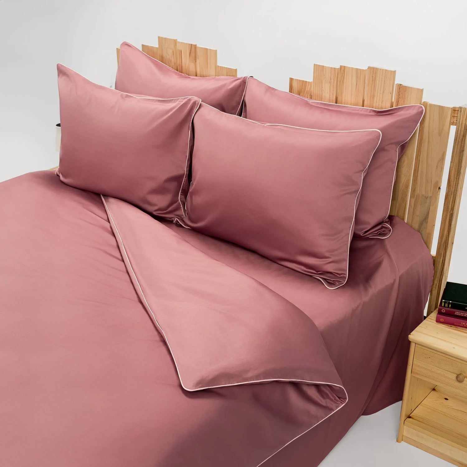 Lenjerie de pat 2 persoane Roz din Bumbac 100% satinat dens, cu margine roz, personalizabilă – ELEGANT PINK