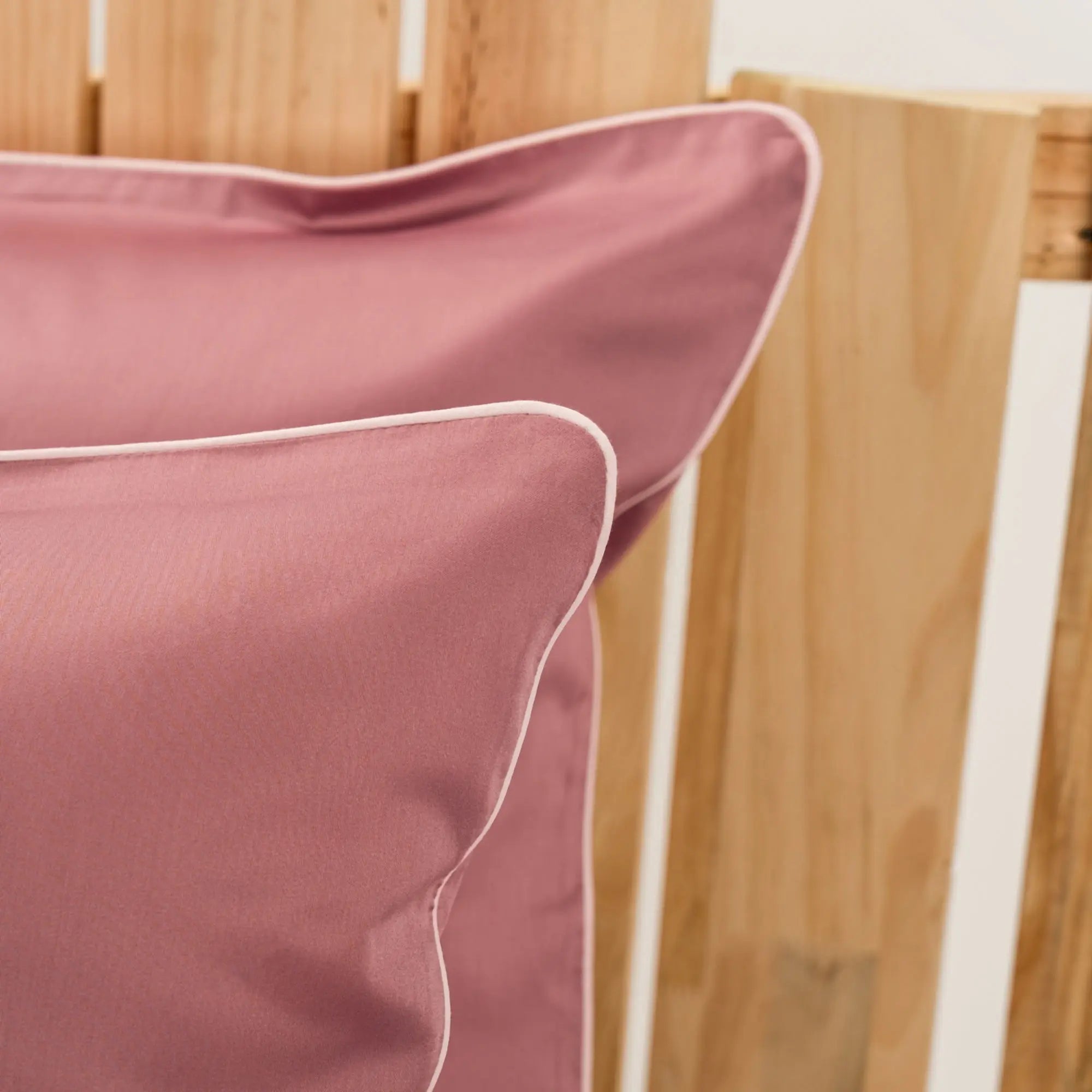 Lenjerie de pat 2 persoane Roz din Bumbac 100% satinat dens, cu margine roz, personalizabilă – ELEGANT PINK