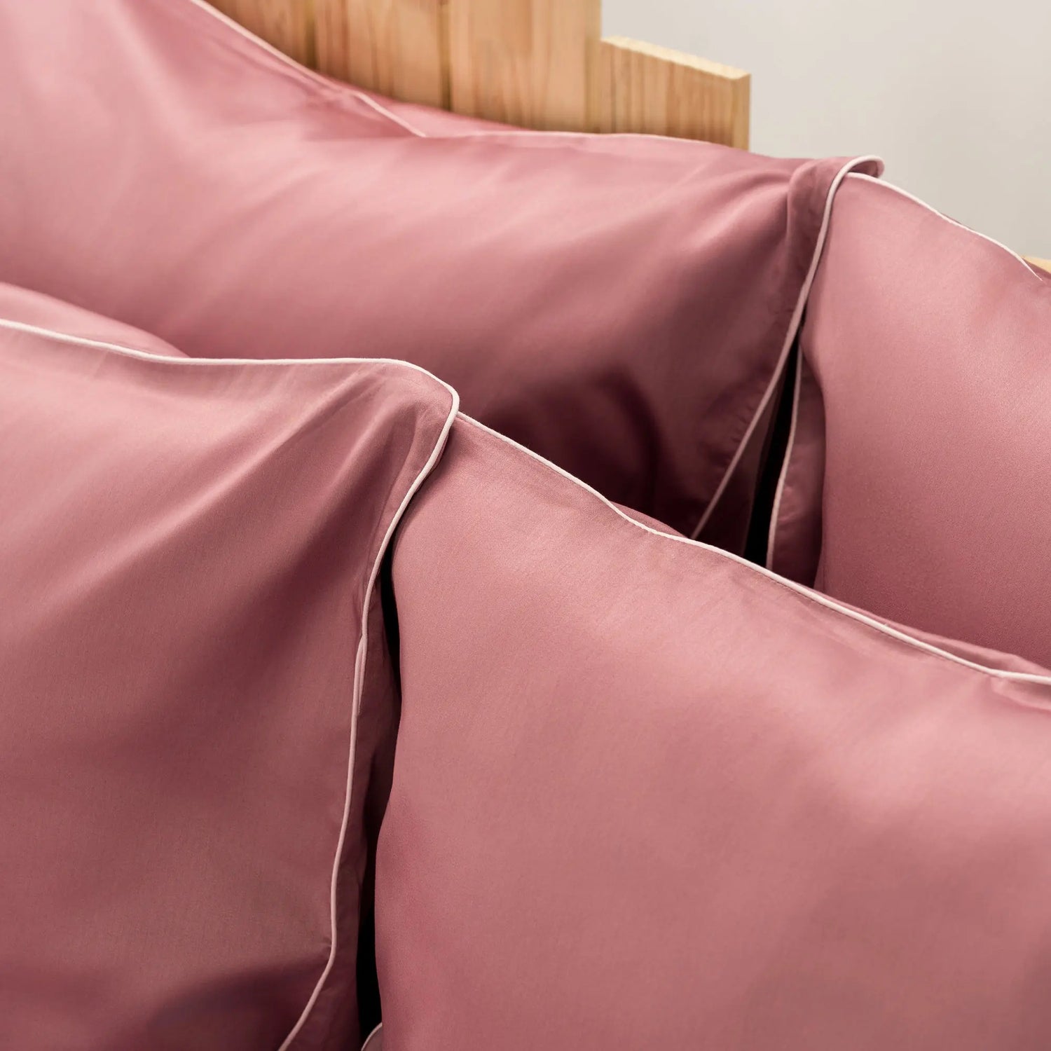 Lenjerie de pat 2 persoane Roz din Bumbac 100% satinat dens, cu margine roz, personalizabilă – ELEGANT PINK
