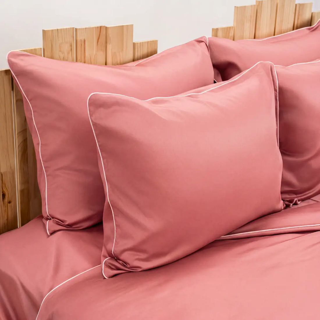 Lenjerie de pat 2 persoane Roz din Bumbac 100% satinat dens, cu margine roz, personalizabilă – ELEGANT PINK