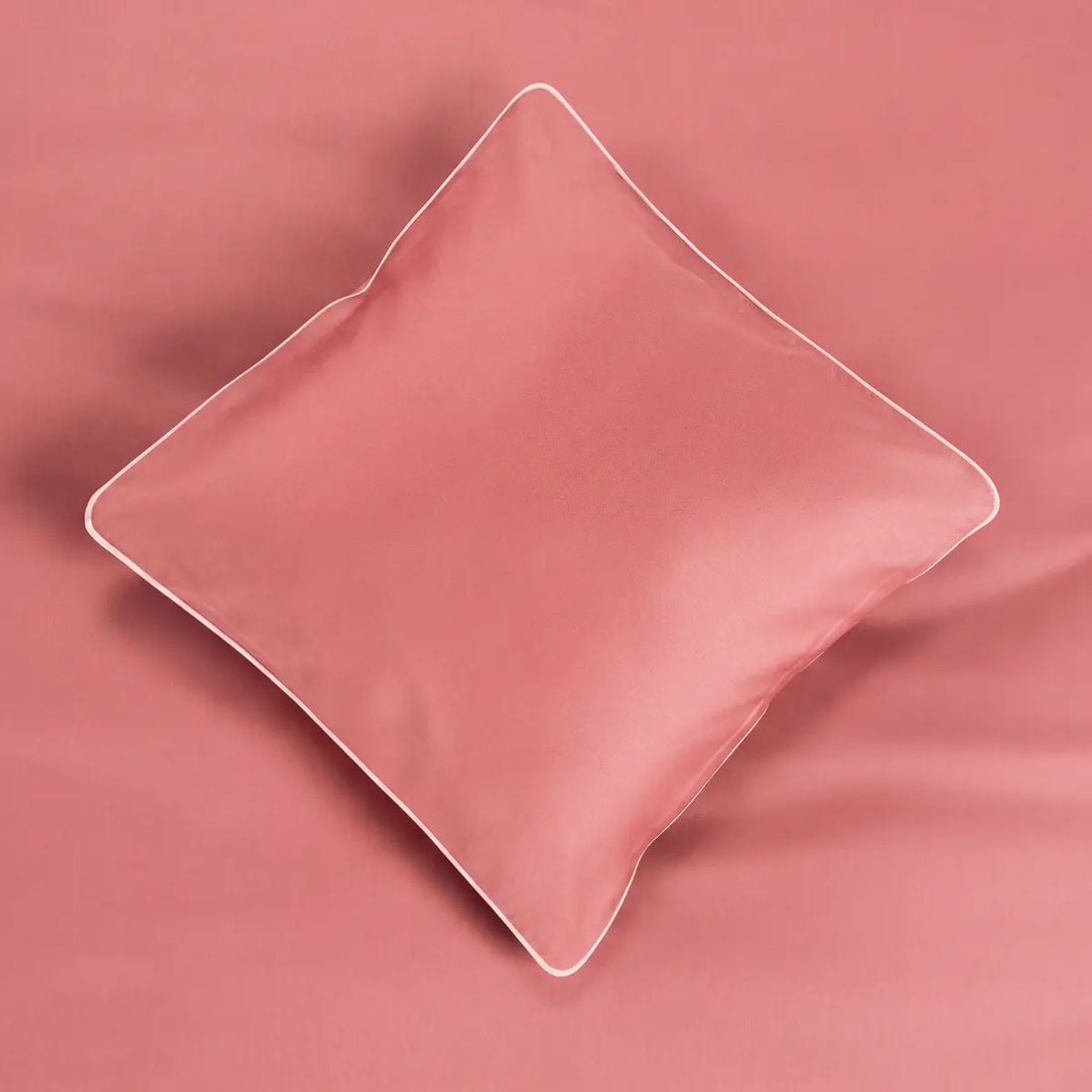 Lenjerie de pat 2 persoane Roz din Bumbac 100% satinat dens, cu margine roz, personalizabilă – ELEGANT PINK