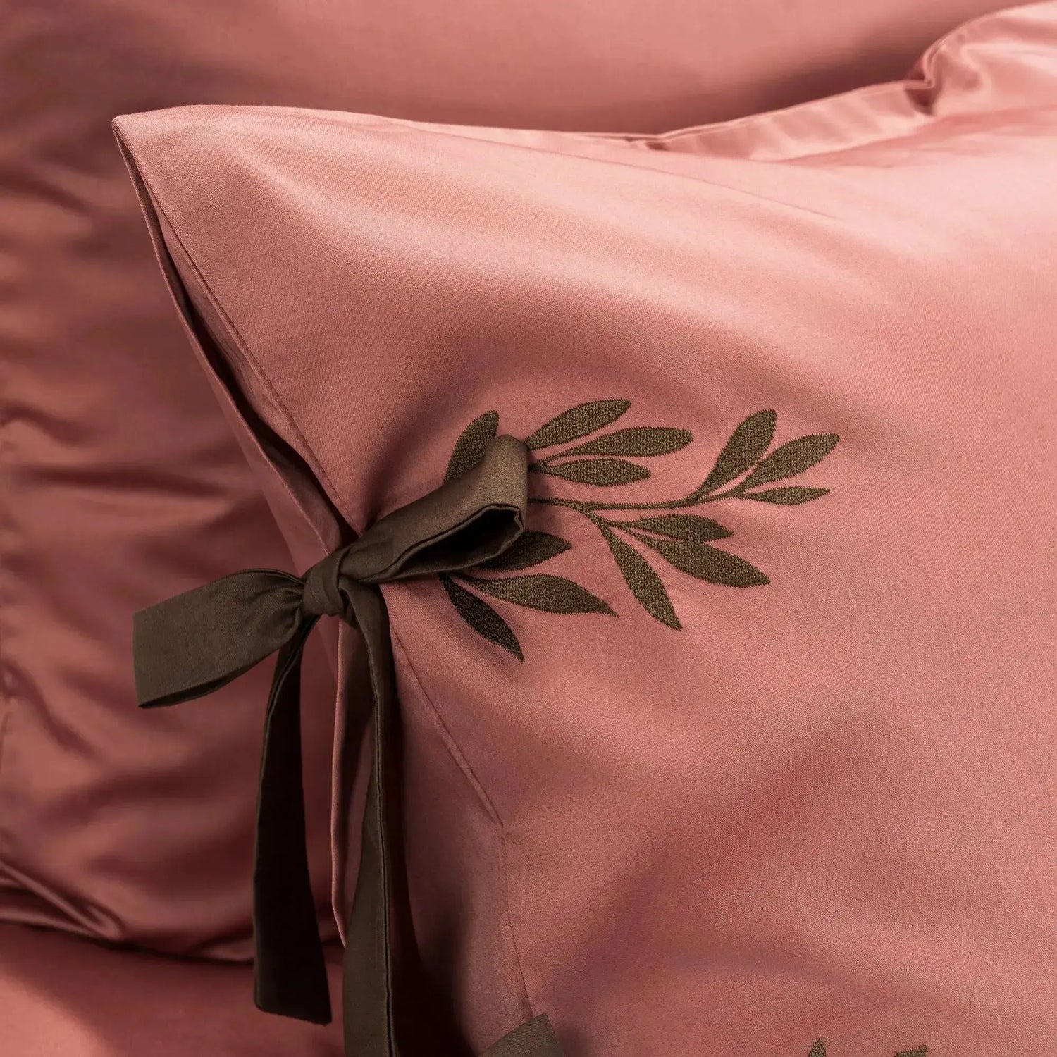 Detaliu textură bumbac 100% natural pe lenjeria de pat Rapunzel roz cu fundițe