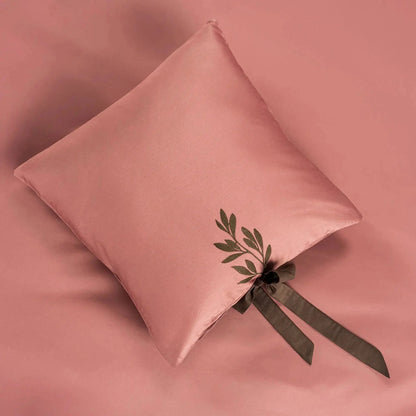 Fețe de pernă pui și cearceaf Rapunzel din bumbac natural roz satinat – finisaje calitative și broderie